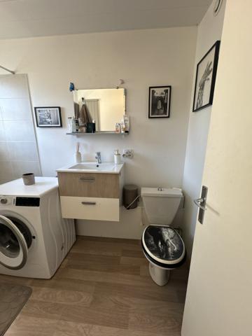 Studio lumineux en résidence fermée avec piscine à Vallauris.