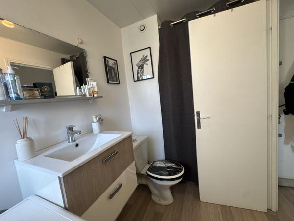 Studio lumineux en résidence fermée avec piscine à Vallauris.