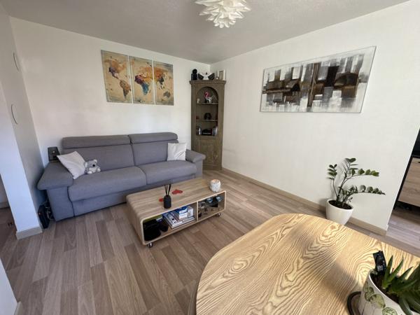 Studio lumineux en résidence fermée avec piscine à Vallauris.