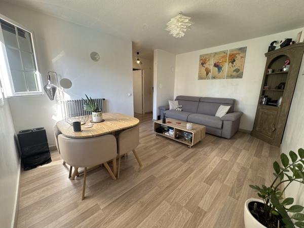 Studio lumineux en résidence fermée avec piscine à Vallauris.