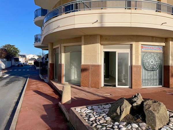 Local commercial sur l'esplanade de la mer