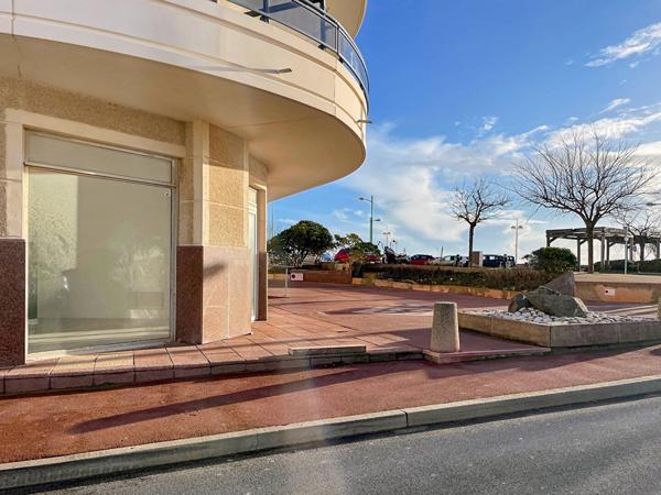 Local commercial sur l'esplanade de la mer