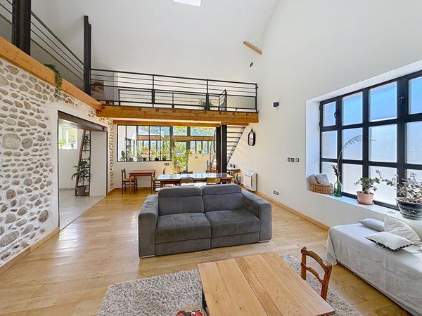 CHARME, VOLUMES ET RAFFINEMENT ANCIEN CORPS DE FERME RÉNOVÉ À PAMIERS