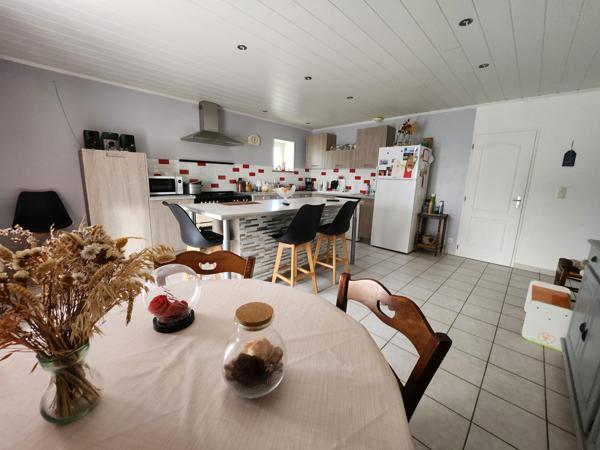 Lairoux (85400) Maison en pierre rénovée de plain-pied avec trois chambres et diverses dépendance