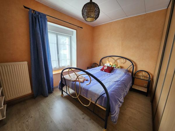 Lairoux (85400) Maison en pierre rénovée de plain-pied avec trois chambres et diverses dépendance