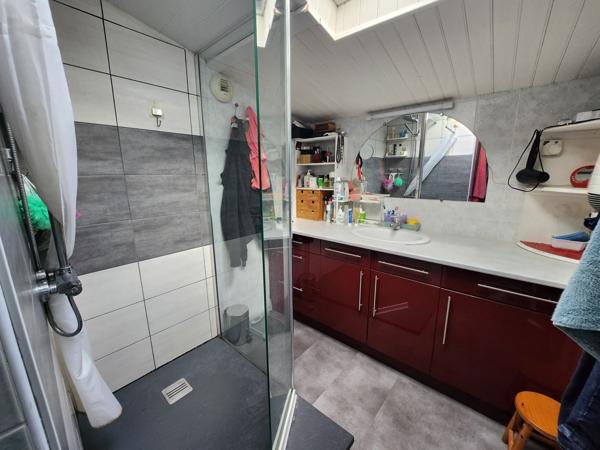 Lairoux (85400) Maison en pierre rénovée de plain-pied avec trois chambres et diverses dépendance