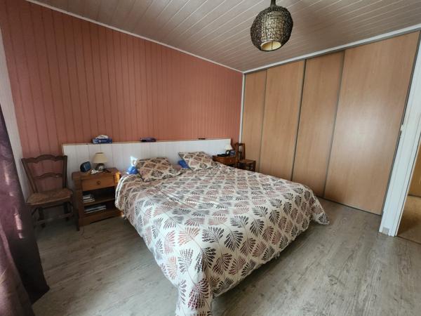 Lairoux (85400) Maison en pierre rénovée de plain-pied avec trois chambres et diverses dépendance