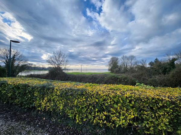 Lairoux (85400) Maison en pierre rénovée de plain-pied avec trois chambres et diverses dépendance