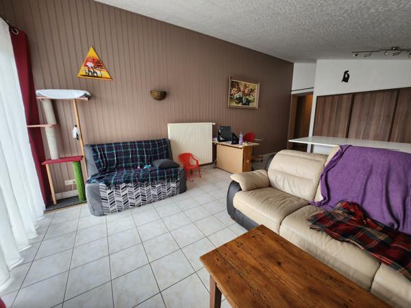 Lairoux (85400) Maison en pierre rénovée de plain-pied avec trois chambres et diverses dépendance