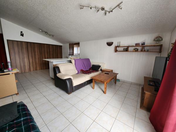 Lairoux (85400) Maison en pierre rénovée de plain-pied avec trois chambres et diverses dépendance