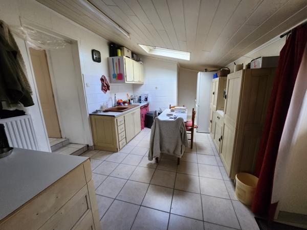 Lairoux (85400) Maison en pierre rénovée de plain-pied avec trois chambres et diverses dépendance