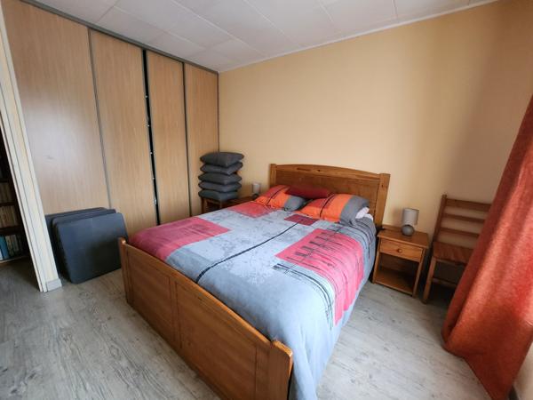 Lairoux (85400) Maison en pierre rénovée de plain-pied avec trois chambres et diverses dépendance