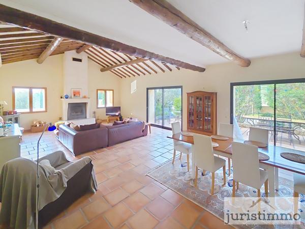 Travaillan (84850) Charmant mas meublé en campagne avec piscine et dépendances 240 m2 à Travaillan