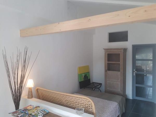 Travaillan (84850) Charmant mas meublé en campagne avec piscine et dépendances 240 m2 à Travaillan