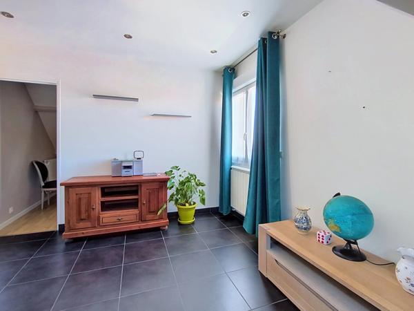 Location                                                      Appartement
                        
                     3 pièces                      43 m2                     à Villeneuve-Saint-Georges