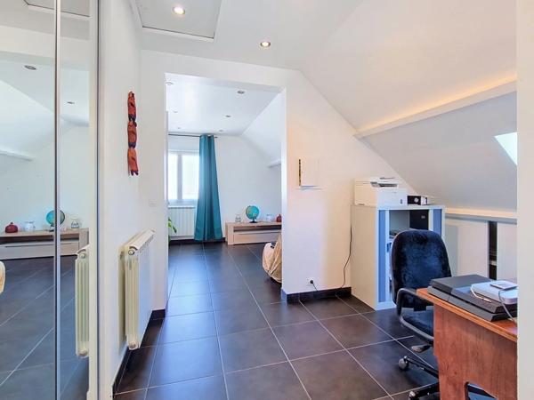 Location                                                      Appartement
                        
                     3 pièces                      43 m2                     à Villeneuve-Saint-Georges