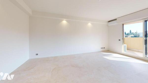 Fabron / Bd Montréal - Un appartement de 2 Pièces rénové avec terrasse, parking et vue mer !