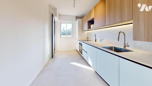 Fabron / Bd Montréal - Un appartement de 2 Pièces rénové avec terrasse, parking et vue mer !