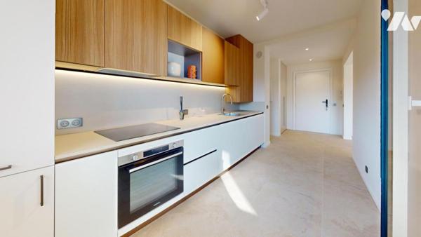 Fabron / Bd Montréal - Un appartement de 2 Pièces rénové avec terrasse, parking et vue mer !