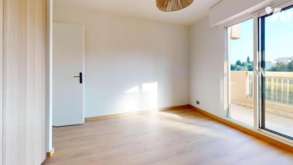 Fabron / Bd Montréal - Un appartement de 2 Pièces rénové avec terrasse, parking et vue mer !