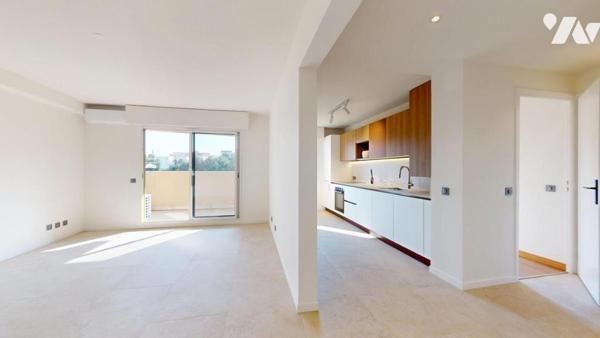 Fabron / Bd Montréal - Un appartement de 2 Pièces rénové avec terrasse, parking et vue mer !