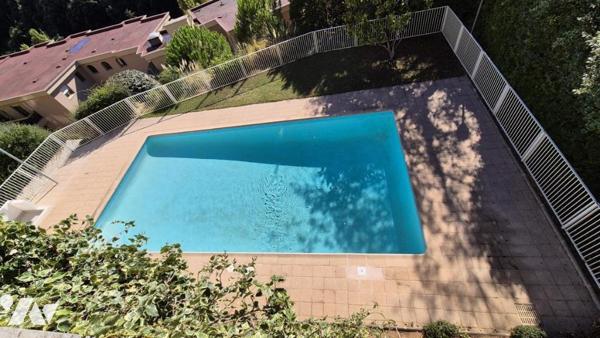 Fabron / Bd Montréal - Un appartement de 2 Pièces rénové avec terrasse, parking et vue mer !