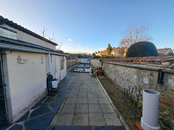 EXCLUSIVITE, Maison en centre ville de LA FLECHE avec jardin, garage et chambre en rez de chaussee