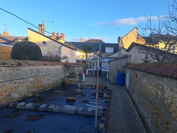 EXCLUSIVITE, Maison en centre ville de LA FLECHE avec jardin, garage et chambre en rez de chaussee