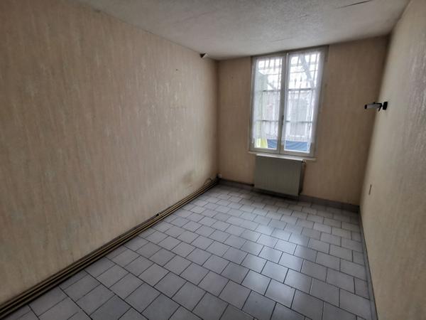 EXCLUSIVITE, Maison en centre ville de LA FLECHE avec jardin, garage et chambre en rez de chaussee