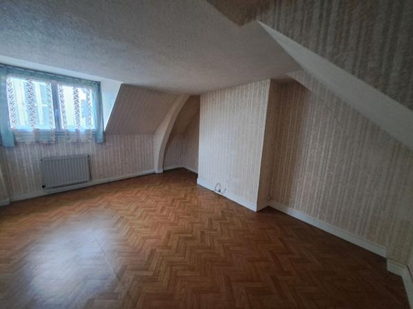 EXCLUSIVITE, Maison en centre ville de LA FLECHE avec jardin, garage et chambre en rez de chaussee