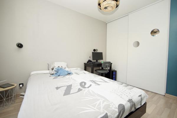 Maison F4 rez-de-jardin, 2 chambres, terrain 160 m2 + parking et cave