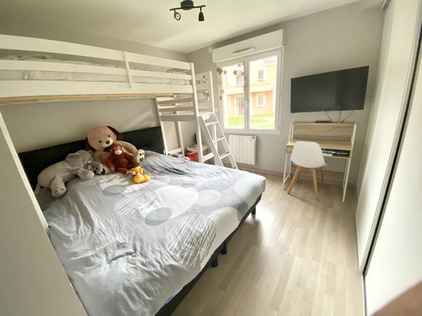 Maison F4 rez-de-jardin, 2 chambres, terrain 160 m2 + parking et cave