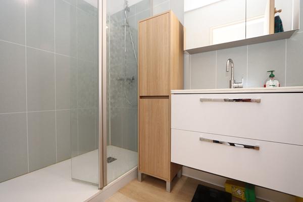 Appartement T3 de 74 m² avec VUE MER, garage fermé, deux places de stationnement et cave