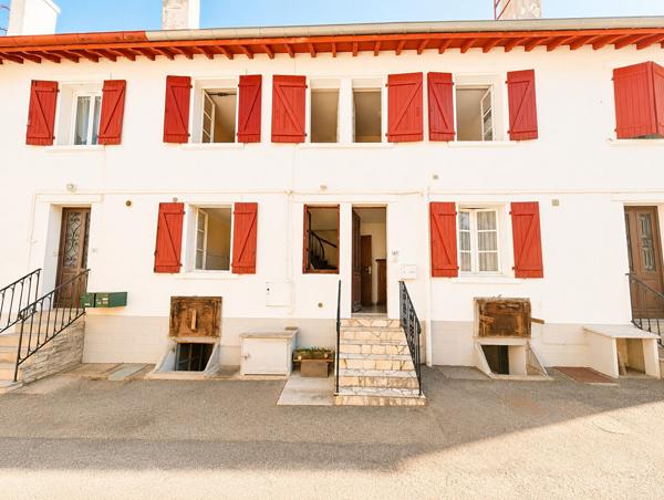 Appartement Hasparren 5 pièce(s) 115 m2 avec jardin privatif, garage fermé et grande cave Hasparren
