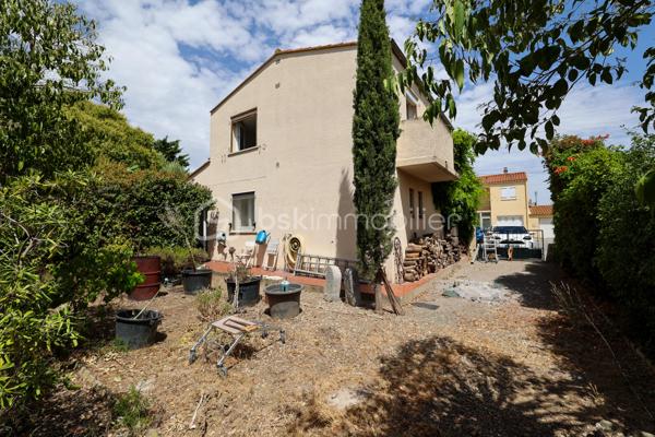Découvrez cette agréable maison T4, nichée au calme d'une impasse résidentielle de Saint-Nazaire-d'Aude. Un emplacement privilégié, sans vis à vis, au cœur d'un village dynamique et très agréable à vivre au quotidien, à seulement 15 minutes des portes de Narbonne.

Au rez-de-chaussée, vous profiterez d'une pièce de vie lumineuse de plus de 33m² regroupant le salon, le séjour ainsi qu'une cuisine équipée ouverte. Cet espace s'ouvre directement sur une terrasse en L et un jardin entièrement clos et arboré de 367m², exposé Sud-Ouest et piscinable, parfait pour les moments de détente en famille.

À l'étage, l'espace nuit propose trois chambres, dont deux disposent de leur propre espace dressing et une bénéficie d'un accès à un balcon privatif (2,53 m²). Une salle d'eau avec douche à l'italienne et un WC indépendant complètent ce niveau.

Une vraie vie de village à pied:
Le quotidien est extrêmement simple: boulangerie, commerces de proximité et le groupe scolaire (maternelle et primaire) sont tous accessibles en moins de 5 à 8 minutes à pied.
Côté secondaire, le collège Marcelin Albert se trouve sur la commune à seulement 1,5 km (2 min en voiture / accessible en bus), et les berges du Canal du Midi sont à deux pas pour vos balades.

Prestations & Annexes :
La maison a bénéficié de rénovations récentes (peintures, cuisine, salle d'eau, menuiseries, carrelage, parquet...).
Côté stationnement et rangement: elle offre un garage de 16,53m², des places devant la maison et la possibilité de se garer dans l'allée, ainsi qu'un cabanon dans le jardin pour le stockage (2,96m2). 
Sans aucune charge de copropriété, la mitoyenneté se fait uniquement par une partie du séjour et l'escalier, préservant ainsi une parfaite tranquillité dans les chambres.

D'une superficie de 82,25m² habitables (pour plus de 104,27m² utiles au sol), ce bien constitue une très belle opportunité sur le secteur.

N'hésitez pas à me contacter si vous avez des questions ou pour organiser une visite !