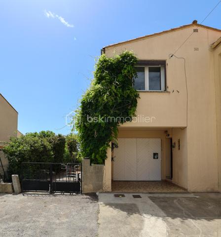 Découvrez cette agréable maison T4, nichée au calme d'une impasse résidentielle de Saint-Nazaire-d'Aude. Un emplacement privilégié, sans vis à vis, au cœur d'un village dynamique et très agréable à vivre au quotidien, à seulement 15 minutes des portes de Narbonne.

Au rez-de-chaussée, vous profiterez d'une pièce de vie lumineuse de plus de 33m² regroupant le salon, le séjour ainsi qu'une cuisine équipée ouverte. Cet espace s'ouvre directement sur une terrasse en L et un jardin entièrement clos et arboré de 367m², exposé Sud-Ouest et piscinable, parfait pour les moments de détente en famille.

À l'étage, l'espace nuit propose trois chambres, dont deux disposent de leur propre espace dressing et une bénéficie d'un accès à un balcon privatif (2,53 m²). Une salle d'eau avec douche à l'italienne et un WC indépendant complètent ce niveau.

Une vraie vie de village à pied:
Le quotidien est extrêmement simple: boulangerie, commerces de proximité et le groupe scolaire (maternelle et primaire) sont tous accessibles en moins de 5 à 8 minutes à pied.
Côté secondaire, le collège Marcelin Albert se trouve sur la commune à seulement 1,5 km (2 min en voiture / accessible en bus), et les berges du Canal du Midi sont à deux pas pour vos balades.

Prestations & Annexes :
La maison a bénéficié de rénovations récentes (peintures, cuisine, salle d'eau, menuiseries, carrelage, parquet...).
Côté stationnement et rangement: elle offre un garage de 16,53m², des places devant la maison et la possibilité de se garer dans l'allée, ainsi qu'un cabanon dans le jardin pour le stockage (2,96m2). 
Sans aucune charge de copropriété, la mitoyenneté se fait uniquement par une partie du séjour et l'escalier, préservant ainsi une parfaite tranquillité dans les chambres.

D'une superficie de 82,25m² habitables (pour plus de 104,27m² utiles au sol), ce bien constitue une très belle opportunité sur le secteur.

N'hésitez pas à me contacter si vous avez des questions ou pour organiser une visite !