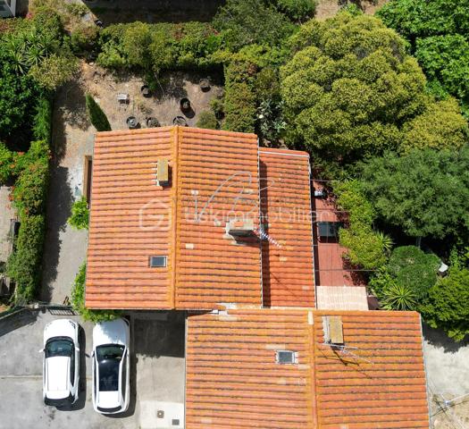 Découvrez cette agréable maison T4, nichée au calme d'une impasse résidentielle de Saint-Nazaire-d'Aude. Un emplacement privilégié, sans vis à vis, au cœur d'un village dynamique et très agréable à vivre au quotidien, à seulement 15 minutes des portes de Narbonne.

Au rez-de-chaussée, vous profiterez d'une pièce de vie lumineuse de plus de 33m² regroupant le salon, le séjour ainsi qu'une cuisine équipée ouverte. Cet espace s'ouvre directement sur une terrasse en L et un jardin entièrement clos et arboré de 367m², exposé Sud-Ouest et piscinable, parfait pour les moments de détente en famille.

À l'étage, l'espace nuit propose trois chambres, dont deux disposent de leur propre espace dressing et une bénéficie d'un accès à un balcon privatif (2,53 m²). Une salle d'eau avec douche à l'italienne et un WC indépendant complètent ce niveau.

Une vraie vie de village à pied:
Le quotidien est extrêmement simple: boulangerie, commerces de proximité et le groupe scolaire (maternelle et primaire) sont tous accessibles en moins de 5 à 8 minutes à pied.
Côté secondaire, le collège Marcelin Albert se trouve sur la commune à seulement 1,5 km (2 min en voiture / accessible en bus), et les berges du Canal du Midi sont à deux pas pour vos balades.

Prestations & Annexes :
La maison a bénéficié de rénovations récentes (peintures, cuisine, salle d'eau, menuiseries, carrelage, parquet...).
Côté stationnement et rangement: elle offre un garage de 16,53m², des places devant la maison et la possibilité de se garer dans l'allée, ainsi qu'un cabanon dans le jardin pour le stockage (2,96m2). 
Sans aucune charge de copropriété, la mitoyenneté se fait uniquement par une partie du séjour et l'escalier, préservant ainsi une parfaite tranquillité dans les chambres.

D'une superficie de 82,25m² habitables (pour plus de 104,27m² utiles au sol), ce bien constitue une très belle opportunité sur le secteur.

N'hésitez pas à me contacter si vous avez des questions ou pour organiser une visite !