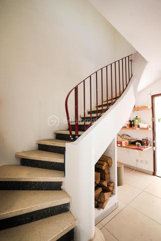Découvrez cette agréable maison T4, nichée au calme d'une impasse résidentielle de Saint-Nazaire-d'Aude. Un emplacement privilégié, sans vis à vis, au cœur d'un village dynamique et très agréable à vivre au quotidien, à seulement 15 minutes des portes de Narbonne.

Au rez-de-chaussée, vous profiterez d'une pièce de vie lumineuse de plus de 33m² regroupant le salon, le séjour ainsi qu'une cuisine équipée ouverte. Cet espace s'ouvre directement sur une terrasse en L et un jardin entièrement clos et arboré de 367m², exposé Sud-Ouest et piscinable, parfait pour les moments de détente en famille.

À l'étage, l'espace nuit propose trois chambres, dont deux disposent de leur propre espace dressing et une bénéficie d'un accès à un balcon privatif (2,53 m²). Une salle d'eau avec douche à l'italienne et un WC indépendant complètent ce niveau.

Une vraie vie de village à pied:
Le quotidien est extrêmement simple: boulangerie, commerces de proximité et le groupe scolaire (maternelle et primaire) sont tous accessibles en moins de 5 à 8 minutes à pied.
Côté secondaire, le collège Marcelin Albert se trouve sur la commune à seulement 1,5 km (2 min en voiture / accessible en bus), et les berges du Canal du Midi sont à deux pas pour vos balades.

Prestations & Annexes :
La maison a bénéficié de rénovations récentes (peintures, cuisine, salle d'eau, menuiseries, carrelage, parquet...).
Côté stationnement et rangement: elle offre un garage de 16,53m², des places devant la maison et la possibilité de se garer dans l'allée, ainsi qu'un cabanon dans le jardin pour le stockage (2,96m2). 
Sans aucune charge de copropriété, la mitoyenneté se fait uniquement par une partie du séjour et l'escalier, préservant ainsi une parfaite tranquillité dans les chambres.

D'une superficie de 82,25m² habitables (pour plus de 104,27m² utiles au sol), ce bien constitue une très belle opportunité sur le secteur.

N'hésitez pas à me contacter si vous avez des questions ou pour organiser une visite !