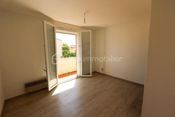 Découvrez cette agréable maison T4, nichée au calme d'une impasse résidentielle de Saint-Nazaire-d'Aude. Un emplacement privilégié, sans vis à vis, au cœur d'un village dynamique et très agréable à vivre au quotidien, à seulement 15 minutes des portes de Narbonne.

Au rez-de-chaussée, vous profiterez d'une pièce de vie lumineuse de plus de 33m² regroupant le salon, le séjour ainsi qu'une cuisine équipée ouverte. Cet espace s'ouvre directement sur une terrasse en L et un jardin entièrement clos et arboré de 367m², exposé Sud-Ouest et piscinable, parfait pour les moments de détente en famille.

À l'étage, l'espace nuit propose trois chambres, dont deux disposent de leur propre espace dressing et une bénéficie d'un accès à un balcon privatif (2,53 m²). Une salle d'eau avec douche à l'italienne et un WC indépendant complètent ce niveau.

Une vraie vie de village à pied:
Le quotidien est extrêmement simple: boulangerie, commerces de proximité et le groupe scolaire (maternelle et primaire) sont tous accessibles en moins de 5 à 8 minutes à pied.
Côté secondaire, le collège Marcelin Albert se trouve sur la commune à seulement 1,5 km (2 min en voiture / accessible en bus), et les berges du Canal du Midi sont à deux pas pour vos balades.

Prestations & Annexes :
La maison a bénéficié de rénovations récentes (peintures, cuisine, salle d'eau, menuiseries, carrelage, parquet...).
Côté stationnement et rangement: elle offre un garage de 16,53m², des places devant la maison et la possibilité de se garer dans l'allée, ainsi qu'un cabanon dans le jardin pour le stockage (2,96m2). 
Sans aucune charge de copropriété, la mitoyenneté se fait uniquement par une partie du séjour et l'escalier, préservant ainsi une parfaite tranquillité dans les chambres.

D'une superficie de 82,25m² habitables (pour plus de 104,27m² utiles au sol), ce bien constitue une très belle opportunité sur le secteur.

N'hésitez pas à me contacter si vous avez des questions ou pour organiser une visite !