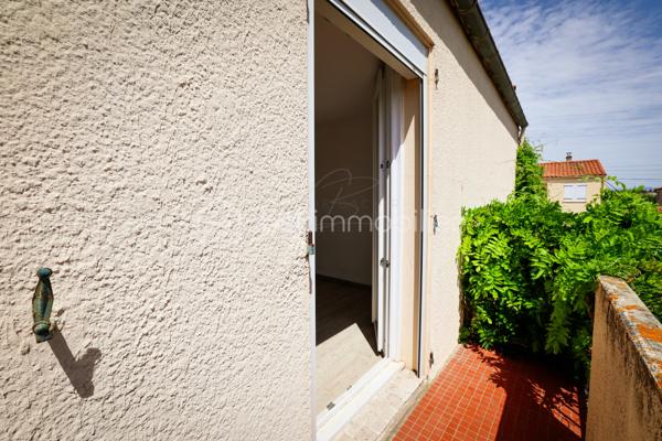 Découvrez cette agréable maison T4, nichée au calme d'une impasse résidentielle de Saint-Nazaire-d'Aude. Un emplacement privilégié, sans vis à vis, au cœur d'un village dynamique et très agréable à vivre au quotidien, à seulement 15 minutes des portes de Narbonne.

Au rez-de-chaussée, vous profiterez d'une pièce de vie lumineuse de plus de 33m² regroupant le salon, le séjour ainsi qu'une cuisine équipée ouverte. Cet espace s'ouvre directement sur une terrasse en L et un jardin entièrement clos et arboré de 367m², exposé Sud-Ouest et piscinable, parfait pour les moments de détente en famille.

À l'étage, l'espace nuit propose trois chambres, dont deux disposent de leur propre espace dressing et une bénéficie d'un accès à un balcon privatif (2,53 m²). Une salle d'eau avec douche à l'italienne et un WC indépendant complètent ce niveau.

Une vraie vie de village à pied:
Le quotidien est extrêmement simple: boulangerie, commerces de proximité et le groupe scolaire (maternelle et primaire) sont tous accessibles en moins de 5 à 8 minutes à pied.
Côté secondaire, le collège Marcelin Albert se trouve sur la commune à seulement 1,5 km (2 min en voiture / accessible en bus), et les berges du Canal du Midi sont à deux pas pour vos balades.

Prestations & Annexes :
La maison a bénéficié de rénovations récentes (peintures, cuisine, salle d'eau, menuiseries, carrelage, parquet...).
Côté stationnement et rangement: elle offre un garage de 16,53m², des places devant la maison et la possibilité de se garer dans l'allée, ainsi qu'un cabanon dans le jardin pour le stockage (2,96m2). 
Sans aucune charge de copropriété, la mitoyenneté se fait uniquement par une partie du séjour et l'escalier, préservant ainsi une parfaite tranquillité dans les chambres.

D'une superficie de 82,25m² habitables (pour plus de 104,27m² utiles au sol), ce bien constitue une très belle opportunité sur le secteur.

N'hésitez pas à me contacter si vous avez des questions ou pour organiser une visite !
