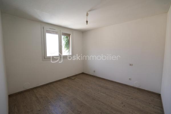 Découvrez cette agréable maison T4, nichée au calme d'une impasse résidentielle de Saint-Nazaire-d'Aude. Un emplacement privilégié, sans vis à vis, au cœur d'un village dynamique et très agréable à vivre au quotidien, à seulement 15 minutes des portes de Narbonne.

Au rez-de-chaussée, vous profiterez d'une pièce de vie lumineuse de plus de 33m² regroupant le salon, le séjour ainsi qu'une cuisine équipée ouverte. Cet espace s'ouvre directement sur une terrasse en L et un jardin entièrement clos et arboré de 367m², exposé Sud-Ouest et piscinable, parfait pour les moments de détente en famille.

À l'étage, l'espace nuit propose trois chambres, dont deux disposent de leur propre espace dressing et une bénéficie d'un accès à un balcon privatif (2,53 m²). Une salle d'eau avec douche à l'italienne et un WC indépendant complètent ce niveau.

Une vraie vie de village à pied:
Le quotidien est extrêmement simple: boulangerie, commerces de proximité et le groupe scolaire (maternelle et primaire) sont tous accessibles en moins de 5 à 8 minutes à pied.
Côté secondaire, le collège Marcelin Albert se trouve sur la commune à seulement 1,5 km (2 min en voiture / accessible en bus), et les berges du Canal du Midi sont à deux pas pour vos balades.

Prestations & Annexes :
La maison a bénéficié de rénovations récentes (peintures, cuisine, salle d'eau, menuiseries, carrelage, parquet...).
Côté stationnement et rangement: elle offre un garage de 16,53m², des places devant la maison et la possibilité de se garer dans l'allée, ainsi qu'un cabanon dans le jardin pour le stockage (2,96m2). 
Sans aucune charge de copropriété, la mitoyenneté se fait uniquement par une partie du séjour et l'escalier, préservant ainsi une parfaite tranquillité dans les chambres.

D'une superficie de 82,25m² habitables (pour plus de 104,27m² utiles au sol), ce bien constitue une très belle opportunité sur le secteur.

N'hésitez pas à me contacter si vous avez des questions ou pour organiser une visite !