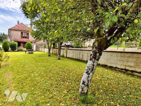 Entre Vignes et forêts, sur la commune de Cunfin, proche sortie d'autoroute A5, venez découvrir...