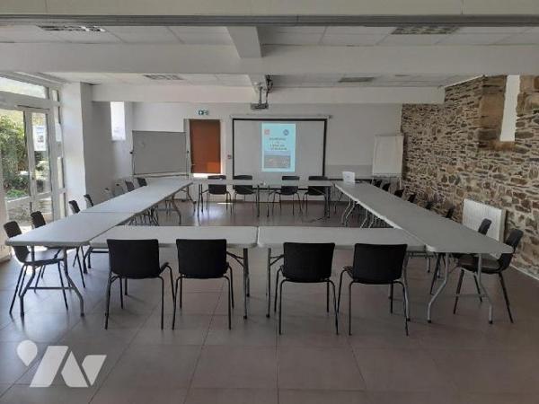 Ensemble immobilier avec dépendances situé au centre-ville de Châteaulin. Cet ensemble comprend...