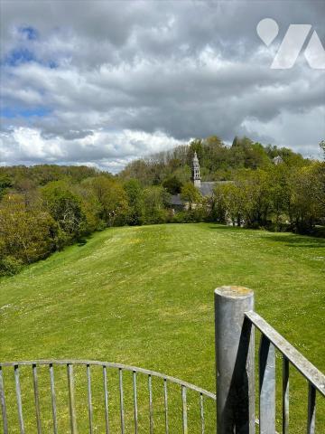 Ensemble immobilier avec dépendances situé au centre-ville de Châteaulin. Cet ensemble comprend...