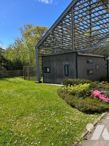 Ensemble immobilier avec dépendances situé au centre-ville de Châteaulin. Cet ensemble comprend...