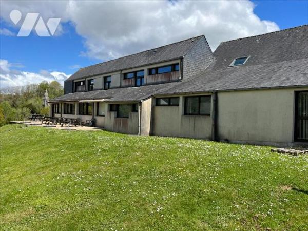 Ensemble immobilier avec dépendances situé au centre-ville de Châteaulin. Cet ensemble comprend...