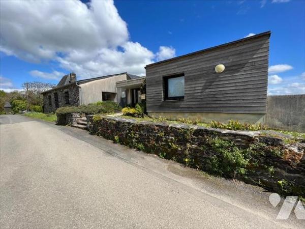Ensemble immobilier avec dépendances situé au centre-ville de Châteaulin. Cet ensemble comprend...