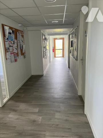 Ensemble immobilier avec dépendances situé au centre-ville de Châteaulin. Cet ensemble comprend...