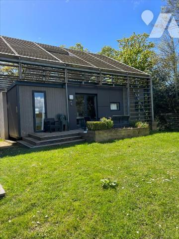 Ensemble immobilier avec dépendances situé au centre-ville de Châteaulin. Cet ensemble comprend...