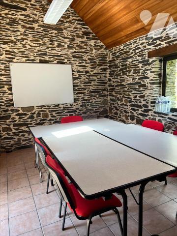 Ensemble immobilier avec dépendances situé au centre-ville de Châteaulin. Cet ensemble comprend...